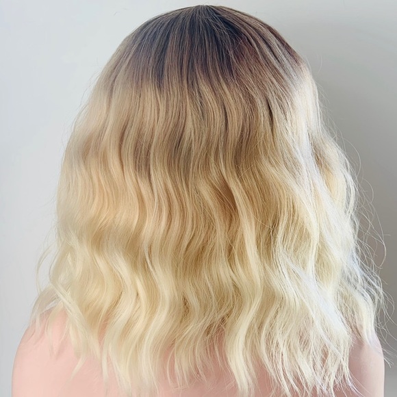 A Pretty “Put On & Go” Ombre Blonde Synthetic Wig w Bangs 💛 - Picture 4 of 4